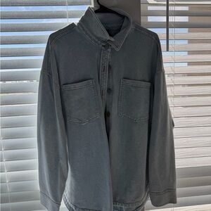 Woman’s light wash denim jacket 🩵